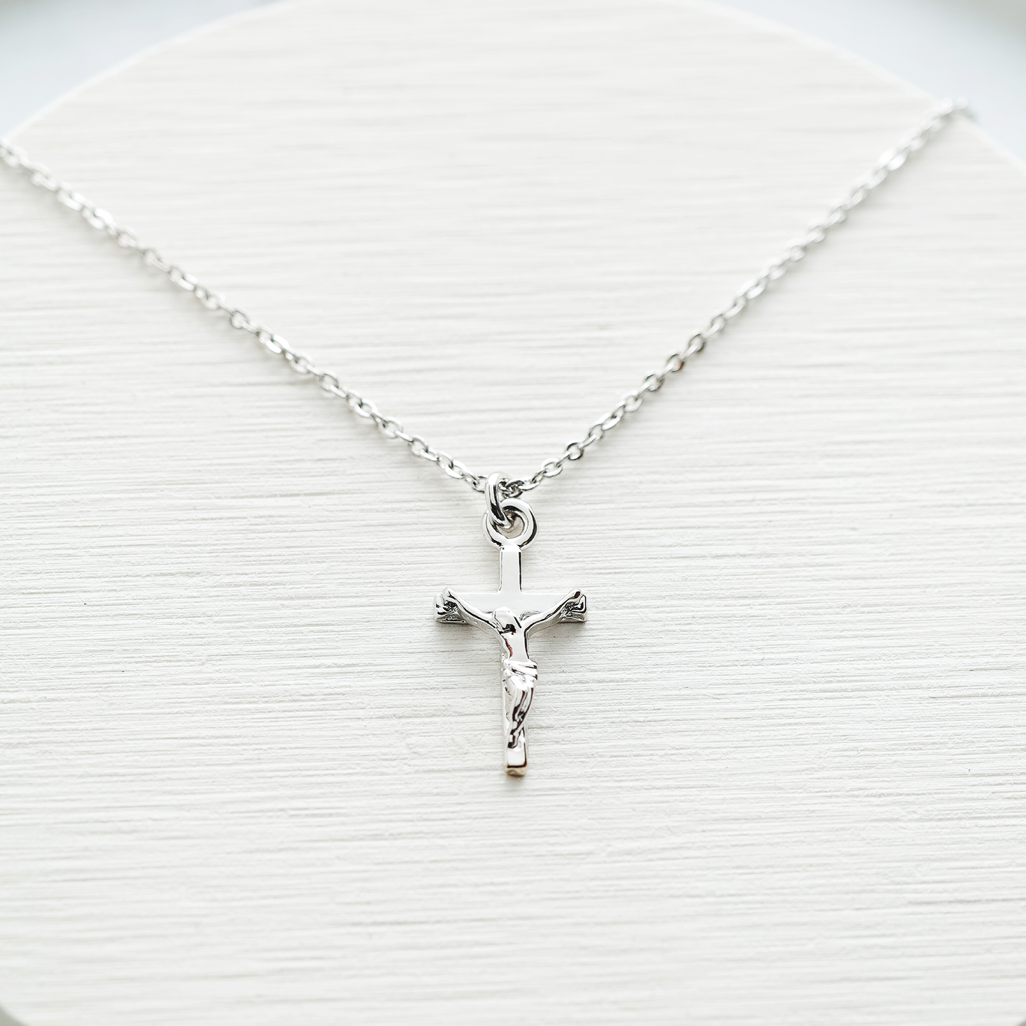 RHODIUM-PLATED CRUCIFIX PENDANT WITH STAINLESS STEEL CHAIN